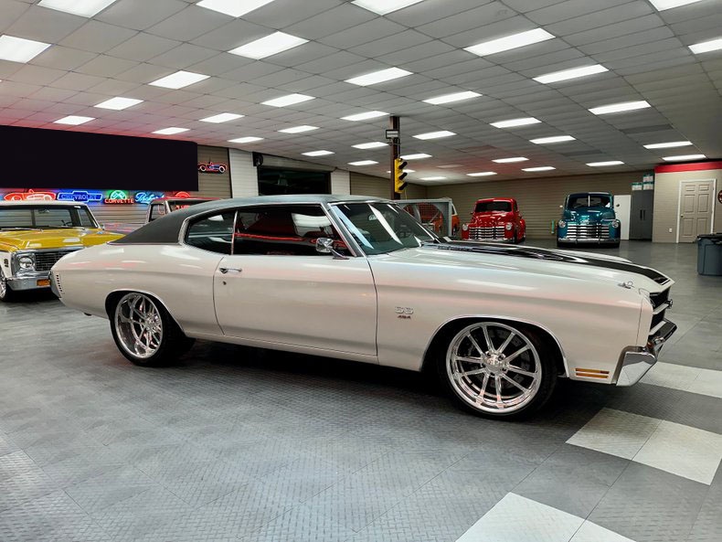 5K AUTO SALES — photo