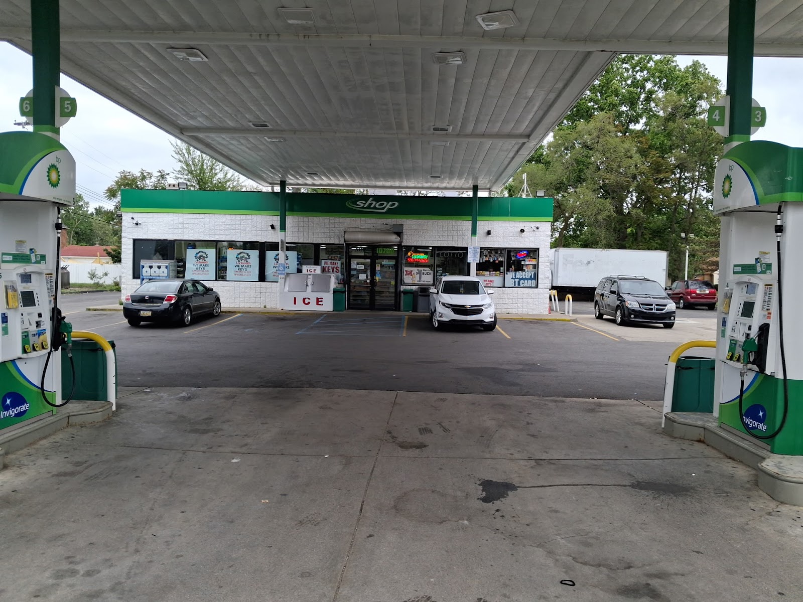 BP Gas Station and Locksmith in Oak Park